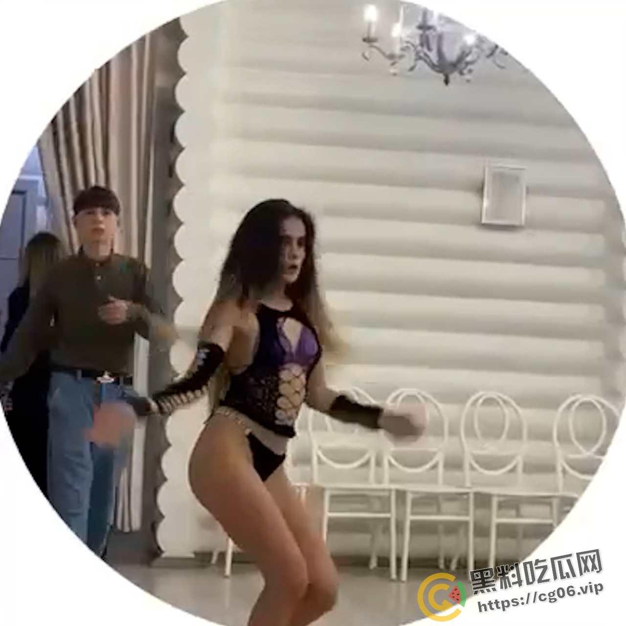 俄罗斯女孩做脱衣舞女郎 参加网红派对 场面热辣劲爆 其父母被起诉教育不当  第6张
