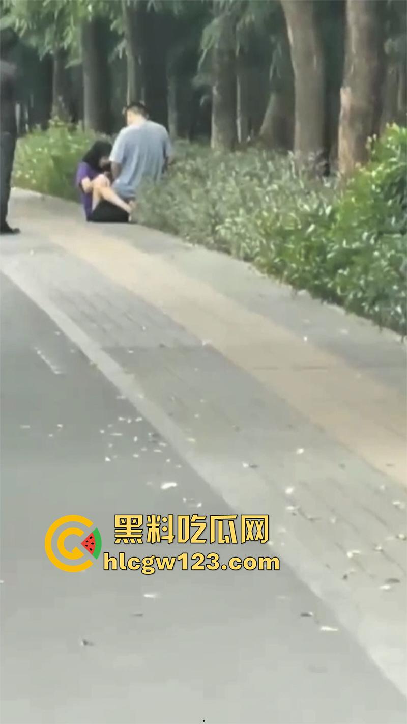浙江情侣街边做爱，无视行人当街啪啪，还有一男子直接就站旁边看，玩的真够大胆的！  第1张