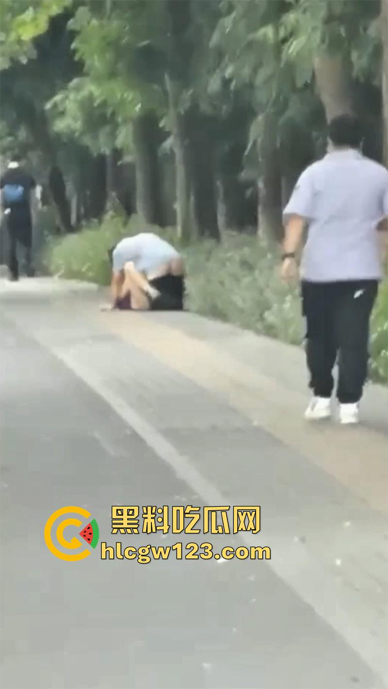 浙江情侣街边做爱，无视行人当街啪啪，还有一男子直接就站旁边看，玩的真够大胆的！  第5张