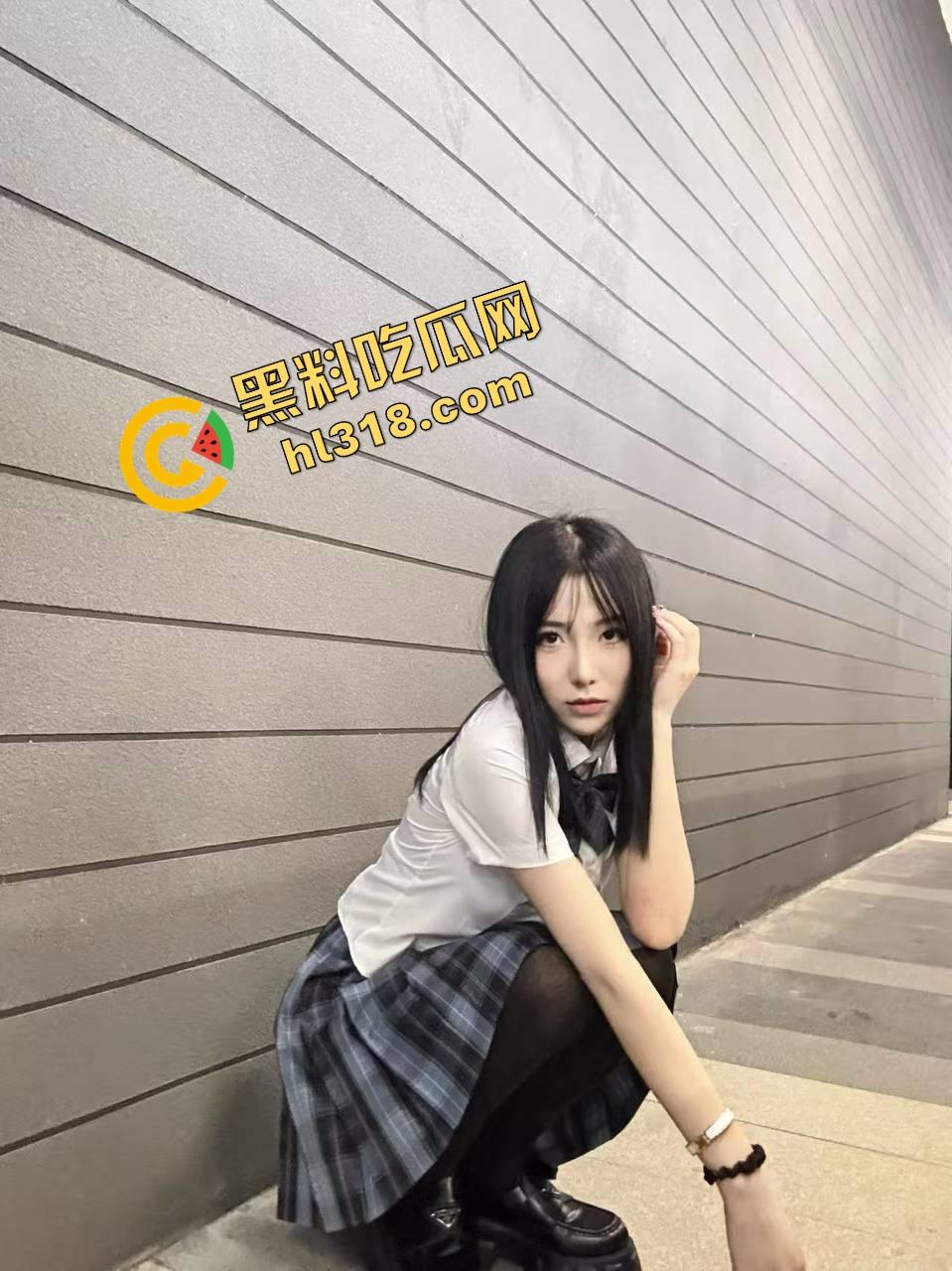 和嫂子卧室疯玩解锁新姿势，对着窗户啪啪、故意让路人偷窥，边吃鸡巴边挨打大屁股，越玩越变态！  第3张