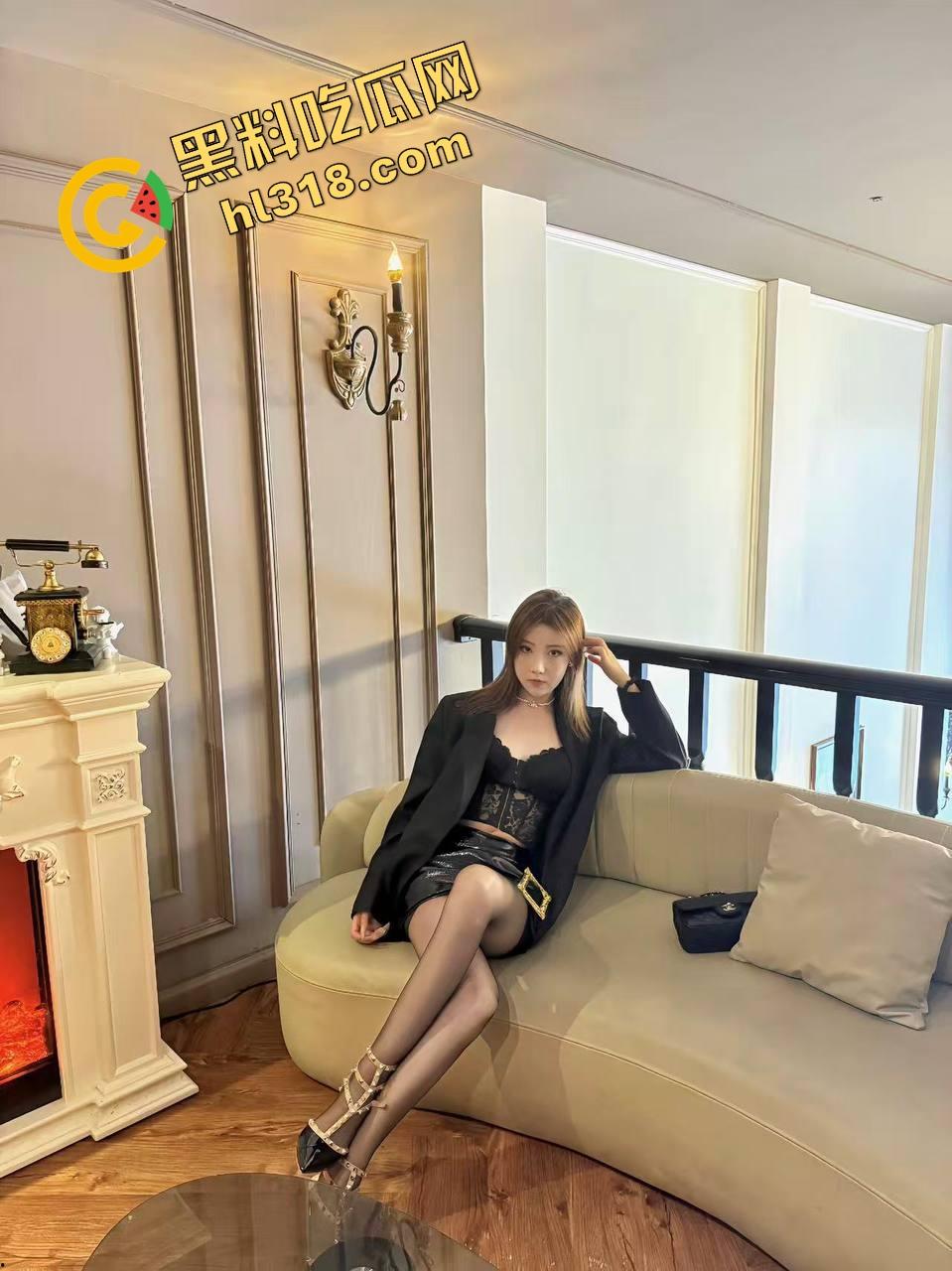 和嫂子卧室疯玩解锁新姿势，对着窗户啪啪、故意让路人偷窥，边吃鸡巴边挨打大屁股，越玩越变态！  第4张