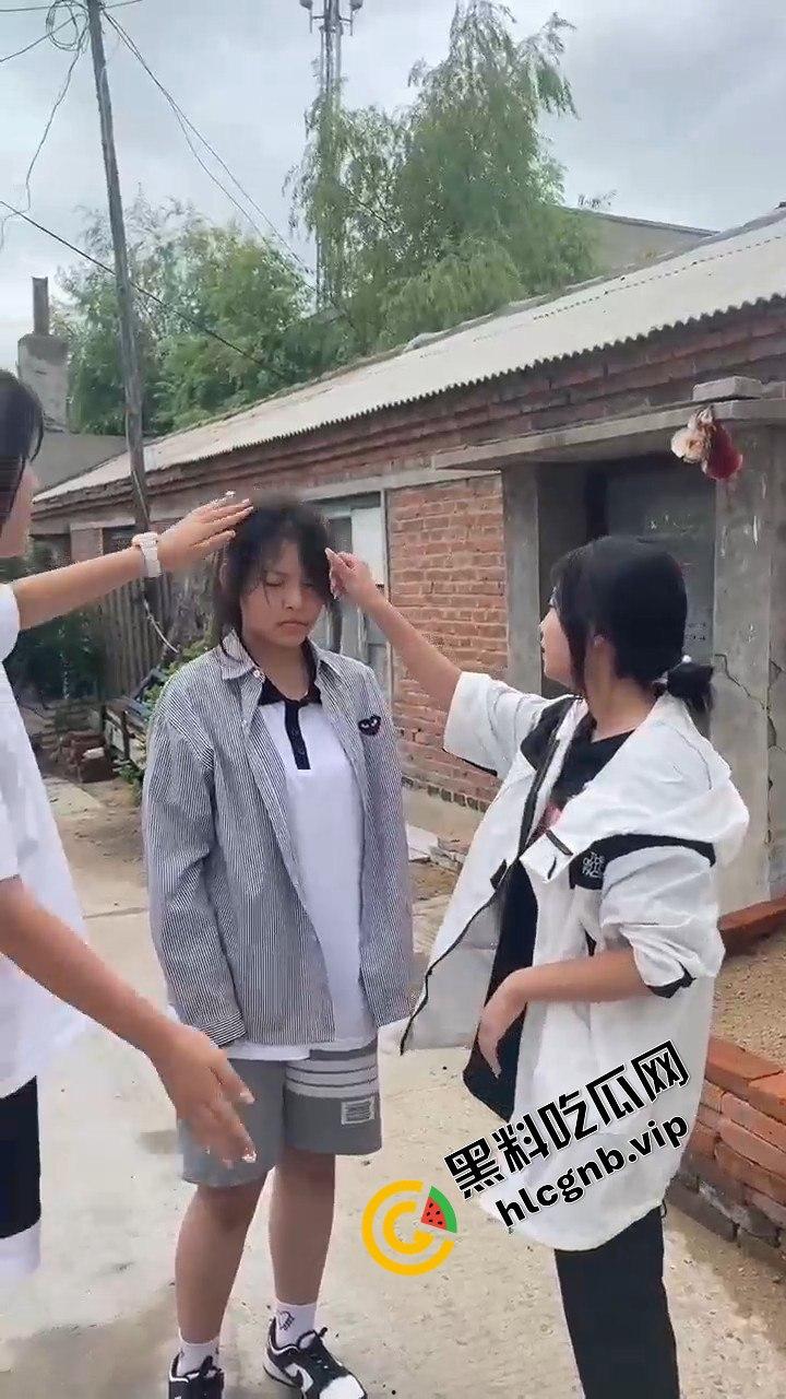 村里小太妹集体霸凌！三人围攻一个，扇来扇去真是无法无天  第1张