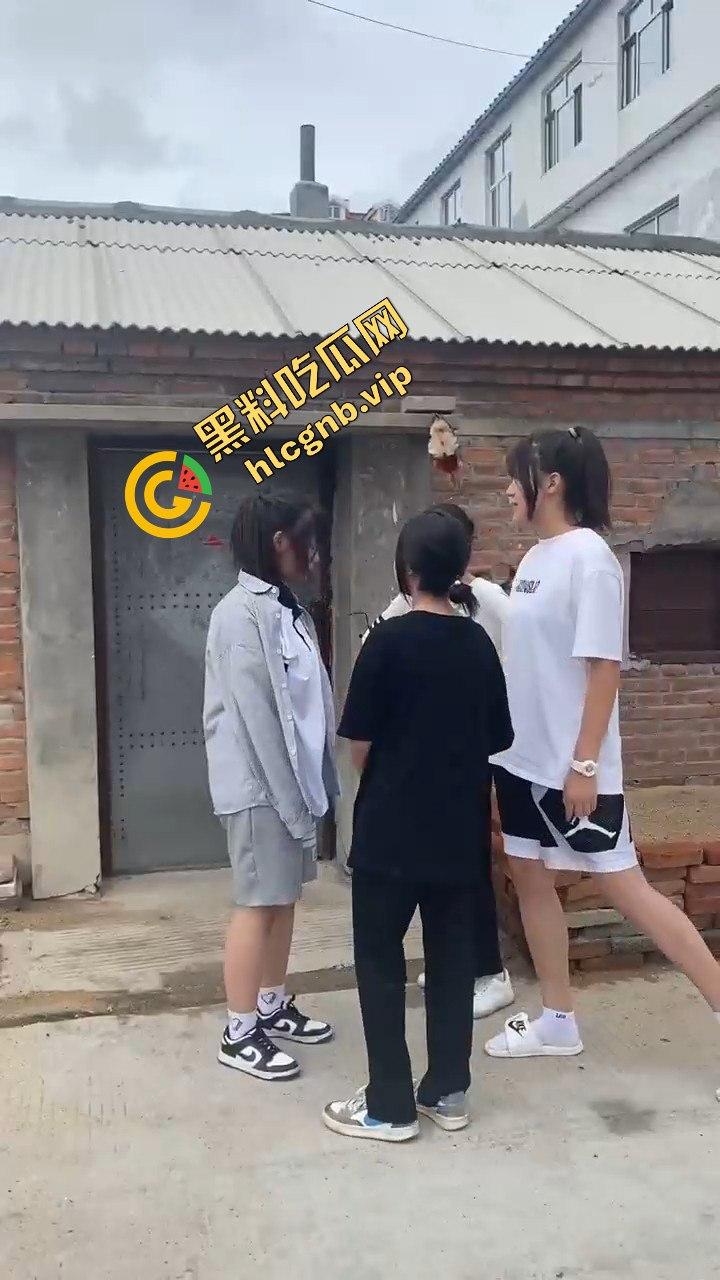 村里小太妹集体霸凌！三人围攻一个，扇来扇去真是无法无天  第2张