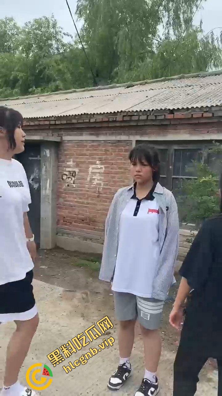 村里小太妹集体霸凌！三人围攻一个，扇来扇去真是无法无天  第3张