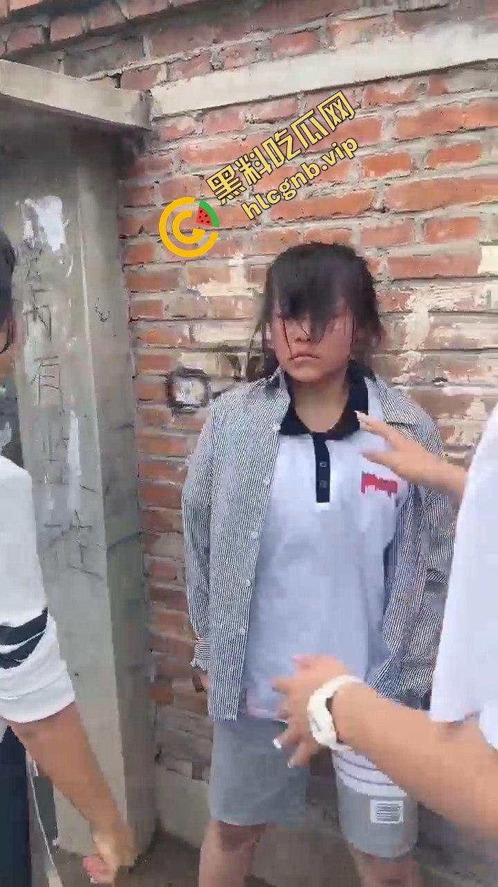 村里小太妹集体霸凌！三人围攻一个，扇来扇去真是无法无天  第4张