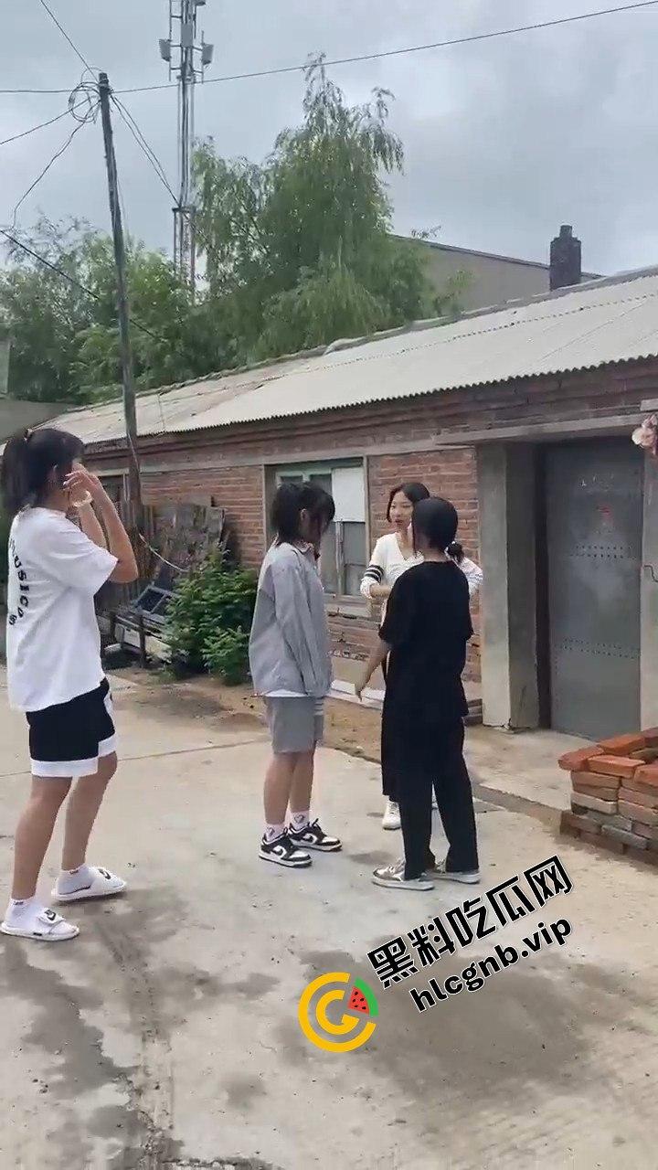 村里小太妹集体霸凌！三人围攻一个，扇来扇去真是无法无天  第5张