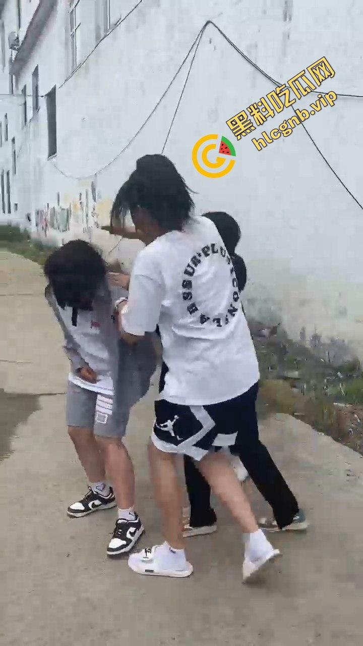 村里小太妹集体霸凌！三人围攻一个，扇来扇去真是无法无天  第7张