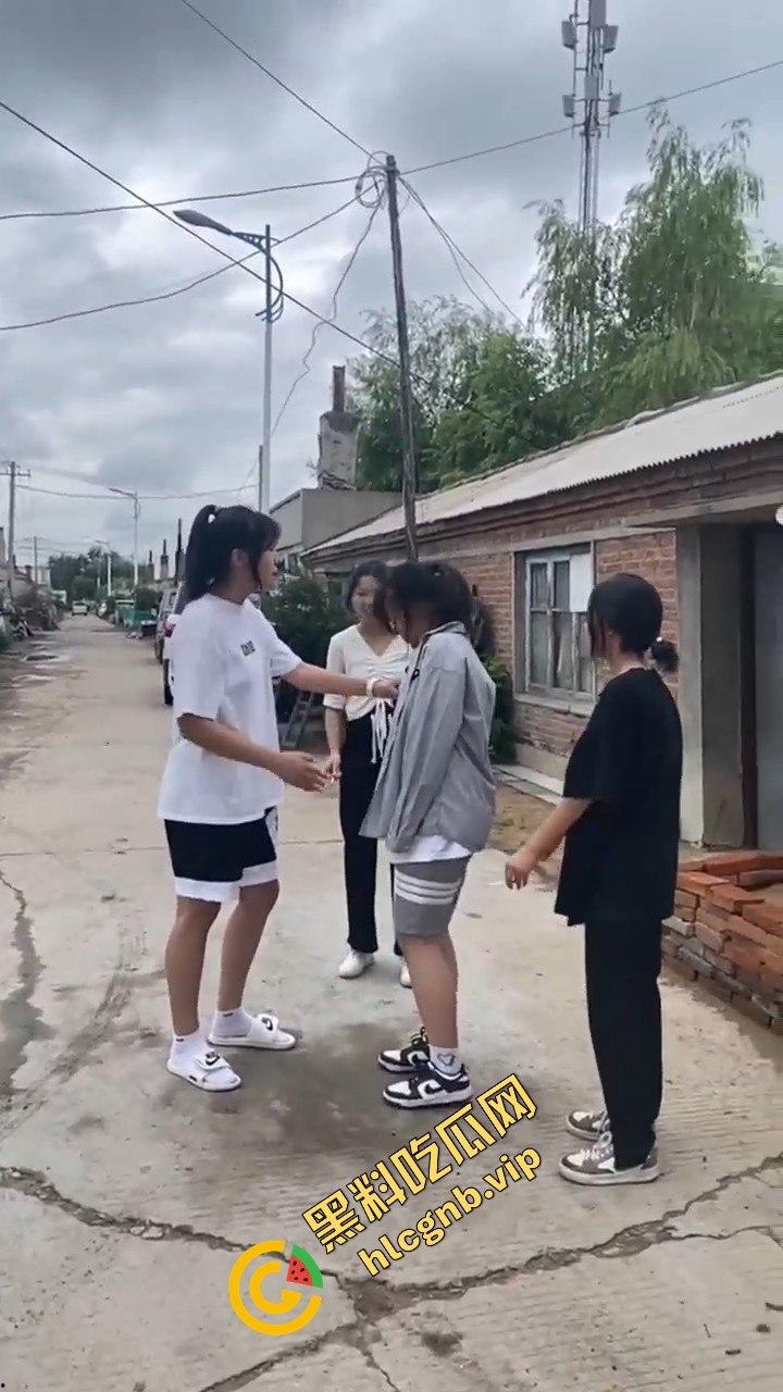 村里小太妹集体霸凌！三人围攻一个，扇来扇去真是无法无天  第8张