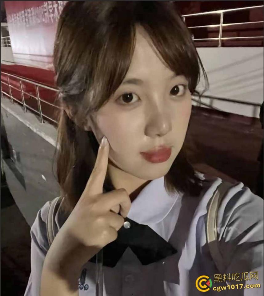 上海金融学院【刘敏】，露脸自拍惨遭前男友曝光，美乳骚逼嫩的如水，镜前跪地口交，蜜桃臀上位猛坐榨精！  第2张