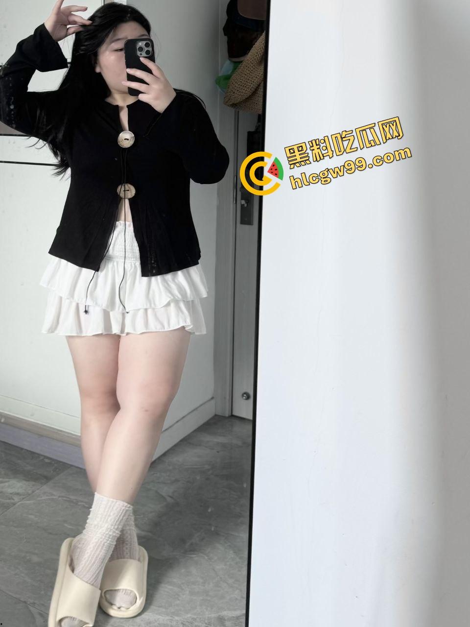 广东惠州虎式坦克肥逼女【张霞】淫妻喜欢刺激曝光，边操边打电话各种猛插肥逼中出！独家曝光流出！  第1张