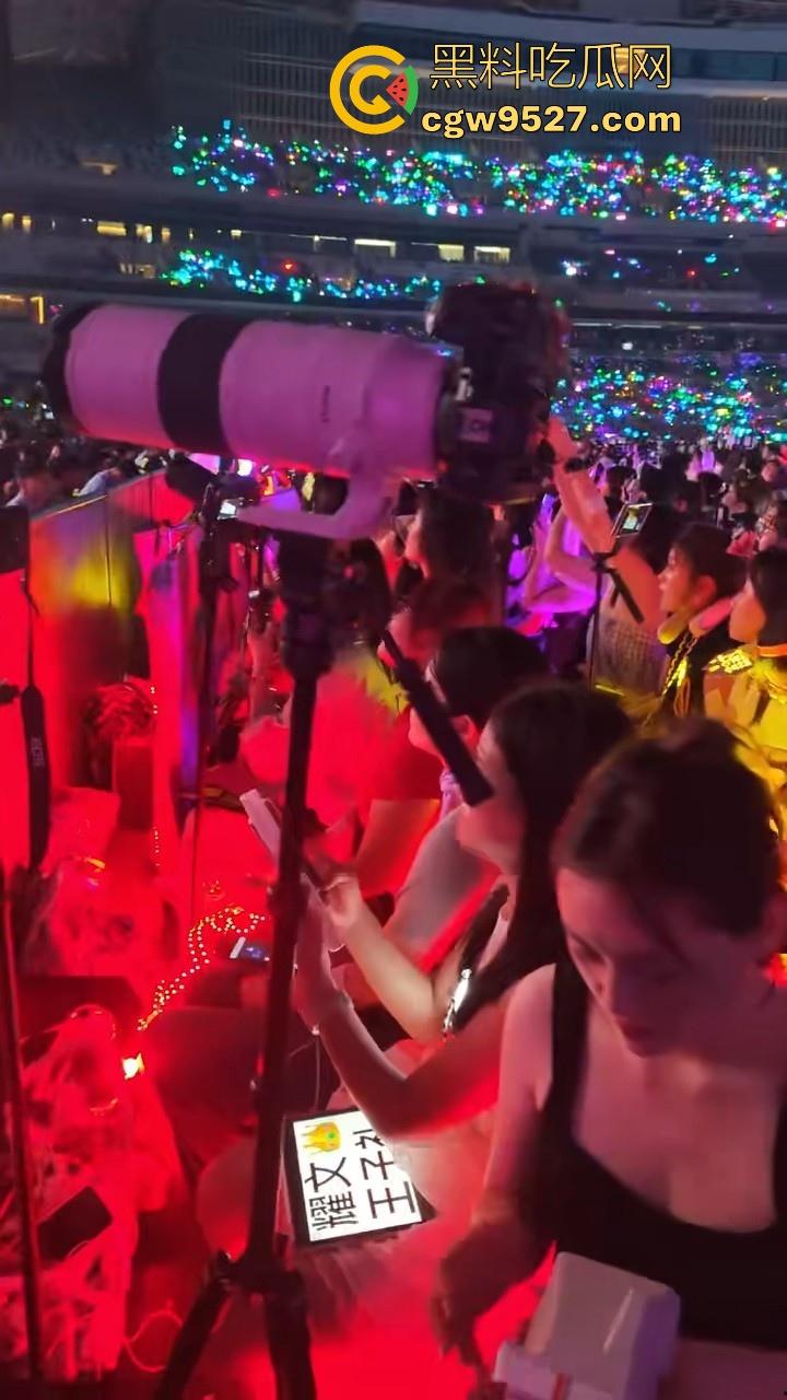 感谢时代少年团上海演唱会！一张门票换一顿操，追星女神终于被我无套后入，原来追星的女孩这么容易拿下！  第6张