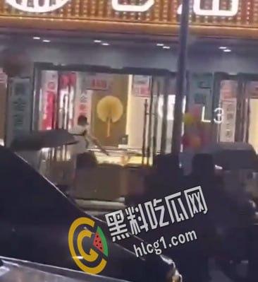 浙江慈溪市逍林镇 一男子持仿真玩具抢劫金店 得手后逃离 没过几个小时就被逮到了  第6张