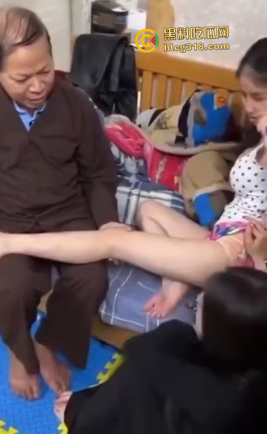 越南神医大师摸腿救治美女，摸完腿又开始摸奶，两头吃！怎么摸着摸着美女内裤湿了？  第3张