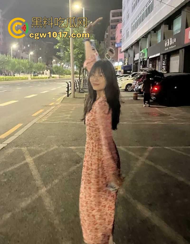 长春极品人妻【魏一晴】老公出差刚走约炮前男友家中情趣性爱，看着婚纱照操黑丝人妻，玩的不是一般的花！  第2张