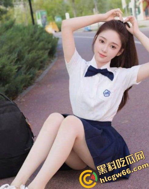 四川大学锦江学院舞蹈系校花『罗钰爽』白丝上阵，趴地上给评委爆插粉嫩小穴，老师操我一次不够！  第1张