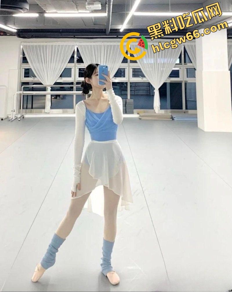 四川大学锦江学院舞蹈系校花『罗钰爽』白丝上阵，趴地上给评委爆插粉嫩小穴，老师操我一次不够！  第3张