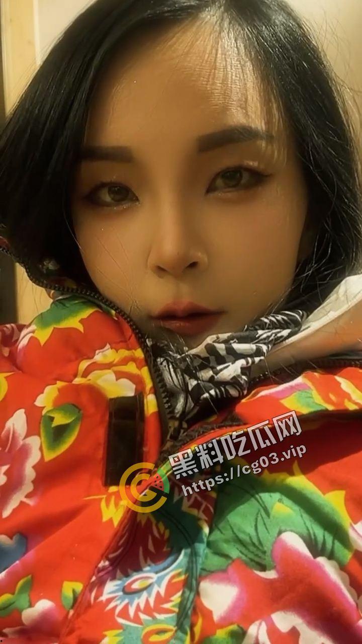 又有一位美女女骑手不戴护具骑车被抬走 可能再也走不了路了  第1张