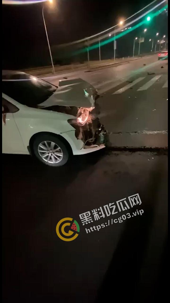 又有一位美女女骑手不戴护具骑车被抬走 可能再也走不了路了  第6张