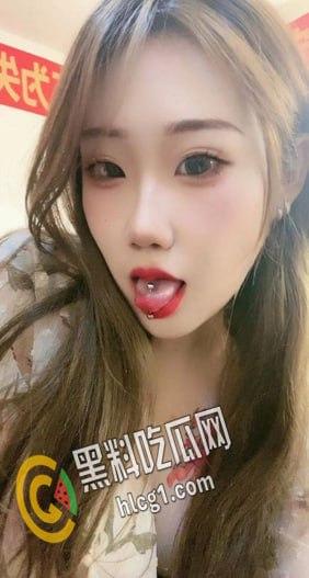 通辽师范学院极品反差婊 喜欢纹身的妹子 在学校时酷酷的 到家就变母狗 这身材一看就很耐操  第2张