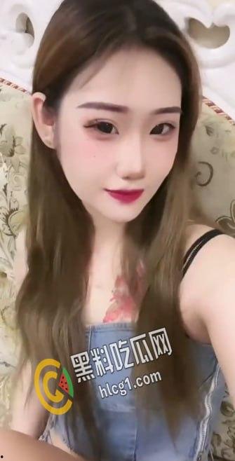 通辽师范学院极品反差婊 喜欢纹身的妹子 在学校时酷酷的 到家就变母狗 这身材一看就很耐操  第6张