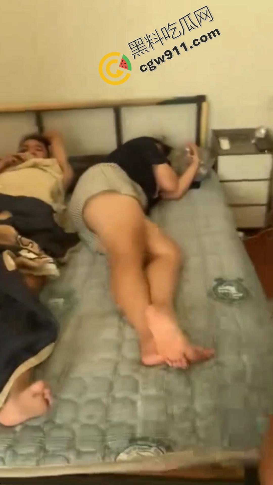 怒火狂涌男史诗级抓奸现场：女友与奸夫冷眼旁观，愤怒男子咆哮现场，网友直呼“最搞笑抓奸场面”！  第1张