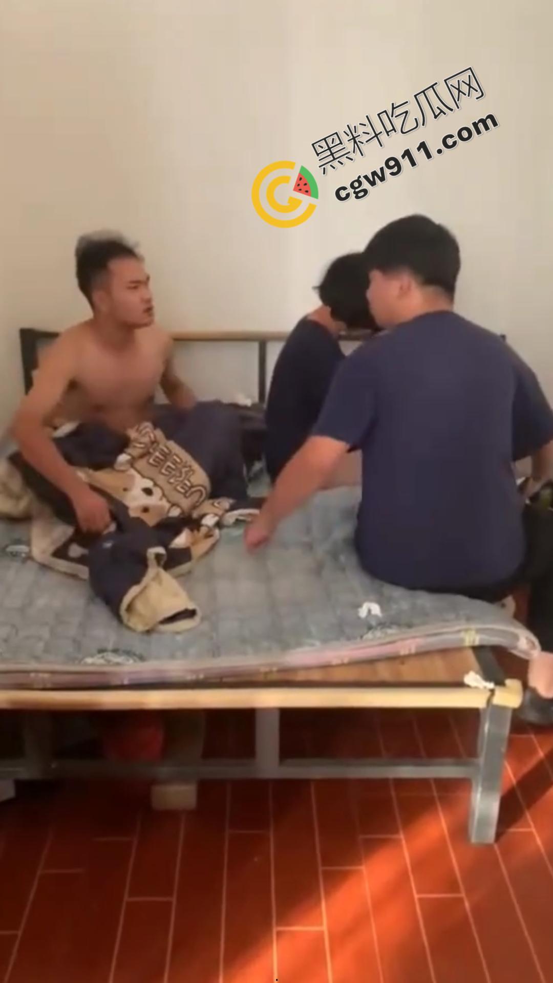 怒火狂涌男史诗级抓奸现场：女友与奸夫冷眼旁观，愤怒男子咆哮现场，网友直呼“最搞笑抓奸场面”！  第4张