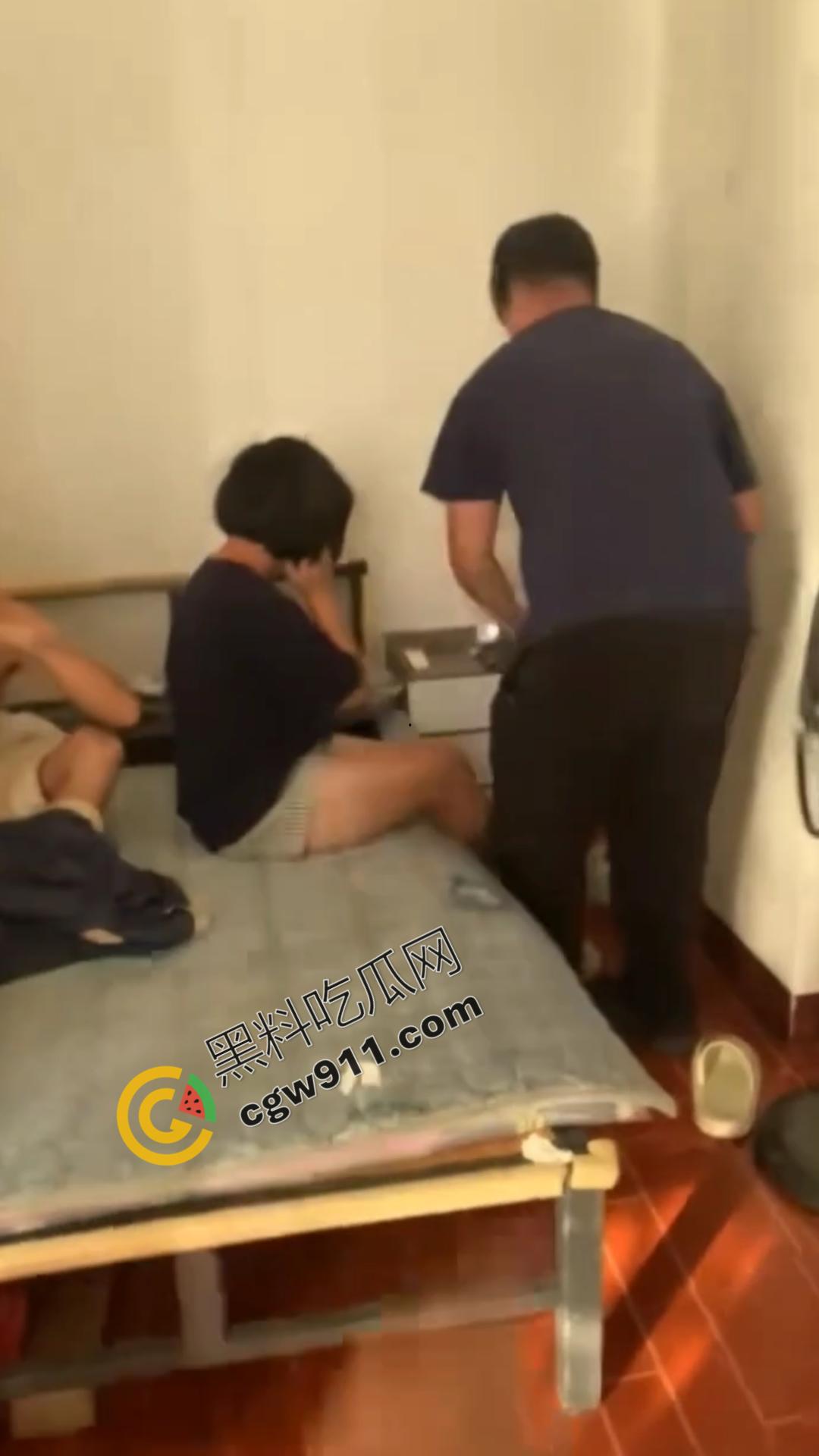怒火狂涌男史诗级抓奸现场：女友与奸夫冷眼旁观，愤怒男子咆哮现场，网友直呼“最搞笑抓奸场面”！  第5张