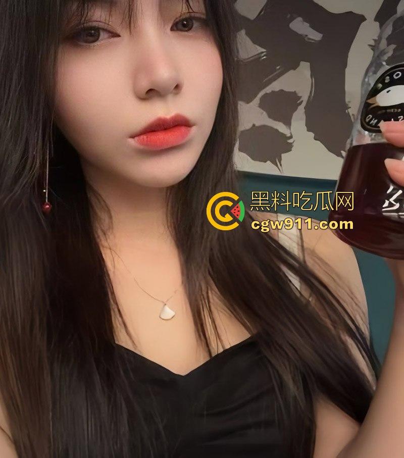 深圳超嫩反差母狗【樊柔莹】情趣装自拍撩富二代，酒店浴室后入骑乘，边操边自拍，骚的一批！  第3张