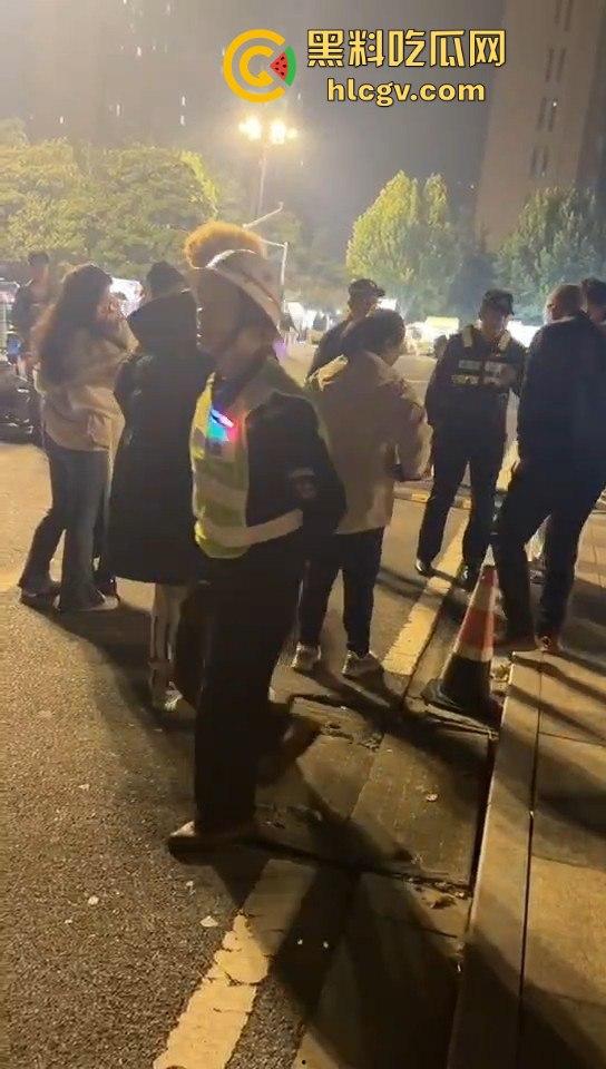 南京纯爱战士破防崩溃！女友当街绿他还装绿茶跑路，吃瓜群众围观纯爱破裂全程记录！  第1张