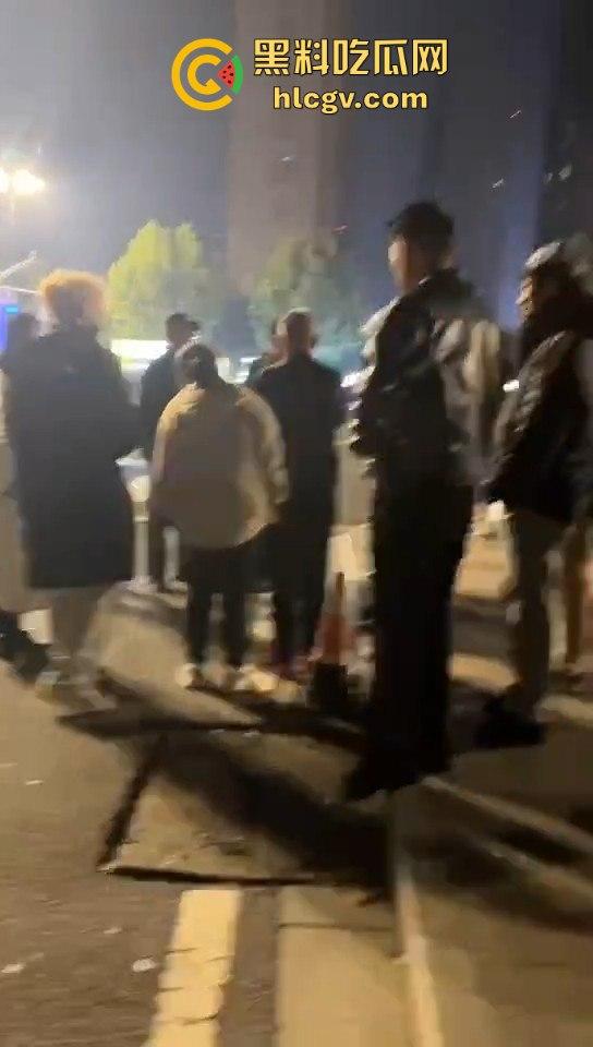 南京纯爱战士破防崩溃！女友当街绿他还装绿茶跑路，吃瓜群众围观纯爱破裂全程记录！  第2张