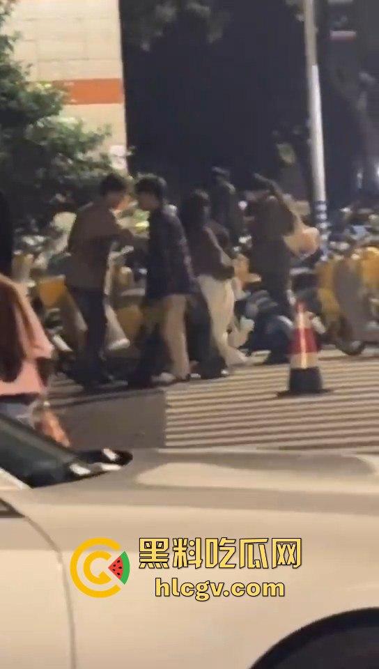 南京纯爱战士破防崩溃！女友当街绿他还装绿茶跑路，吃瓜群众围观纯爱破裂全程记录！  第3张