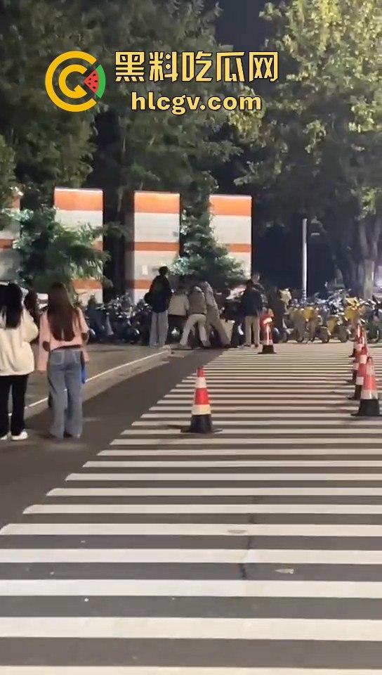 南京纯爱战士破防崩溃！女友当街绿他还装绿茶跑路，吃瓜群众围观纯爱破裂全程记录！  第4张