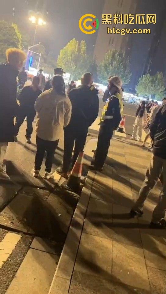 南京纯爱战士破防崩溃！女友当街绿他还装绿茶跑路，吃瓜群众围观纯爱破裂全程记录！  第6张