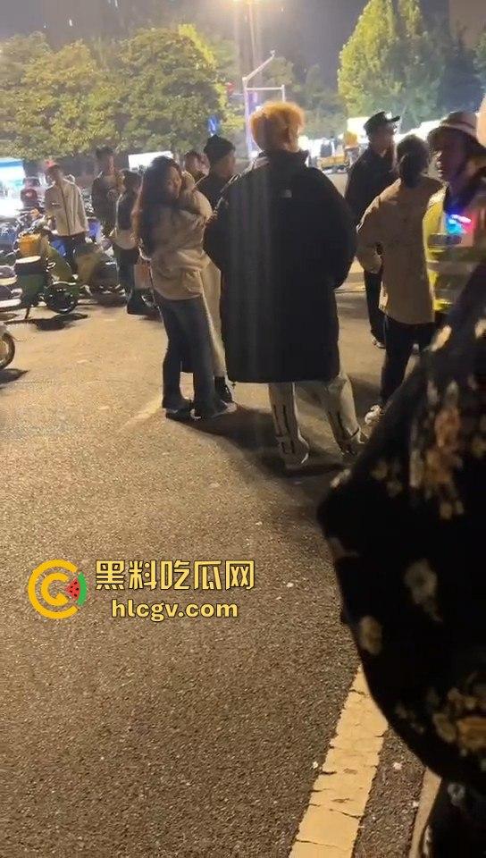 南京纯爱战士破防崩溃！女友当街绿他还装绿茶跑路，吃瓜群众围观纯爱破裂全程记录！  第7张