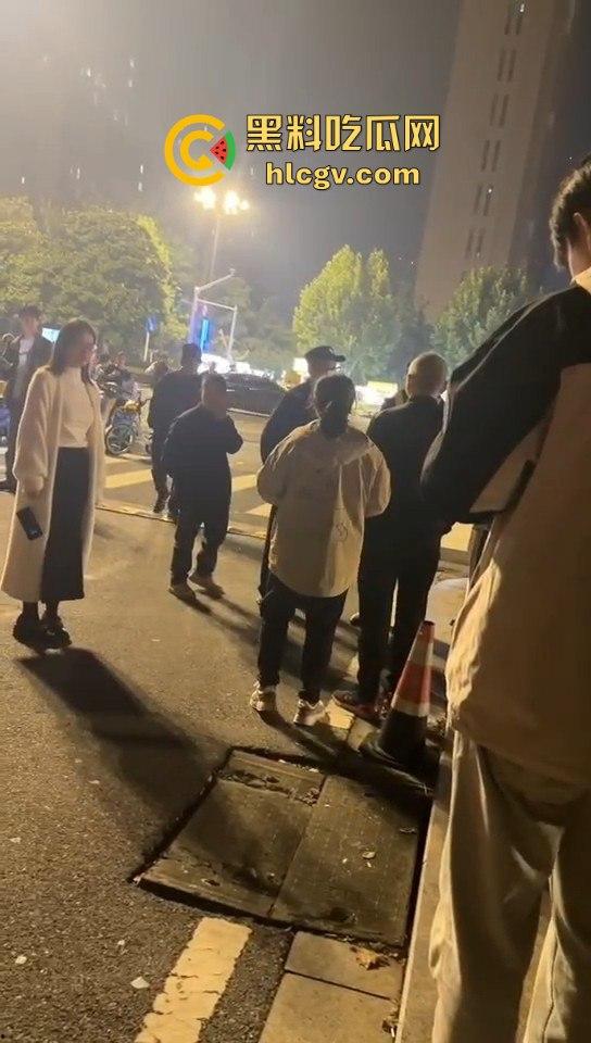 南京纯爱战士破防崩溃！女友当街绿他还装绿茶跑路，吃瓜群众围观纯爱破裂全程记录！  第10张