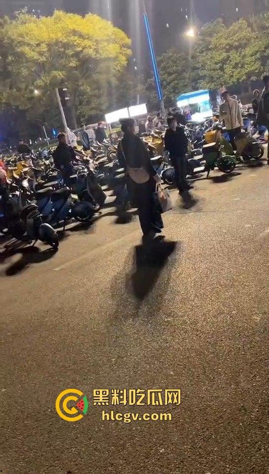 南京纯爱战士破防崩溃！女友当街绿他还装绿茶跑路，吃瓜群众围观纯爱破裂全程记录！  第11张