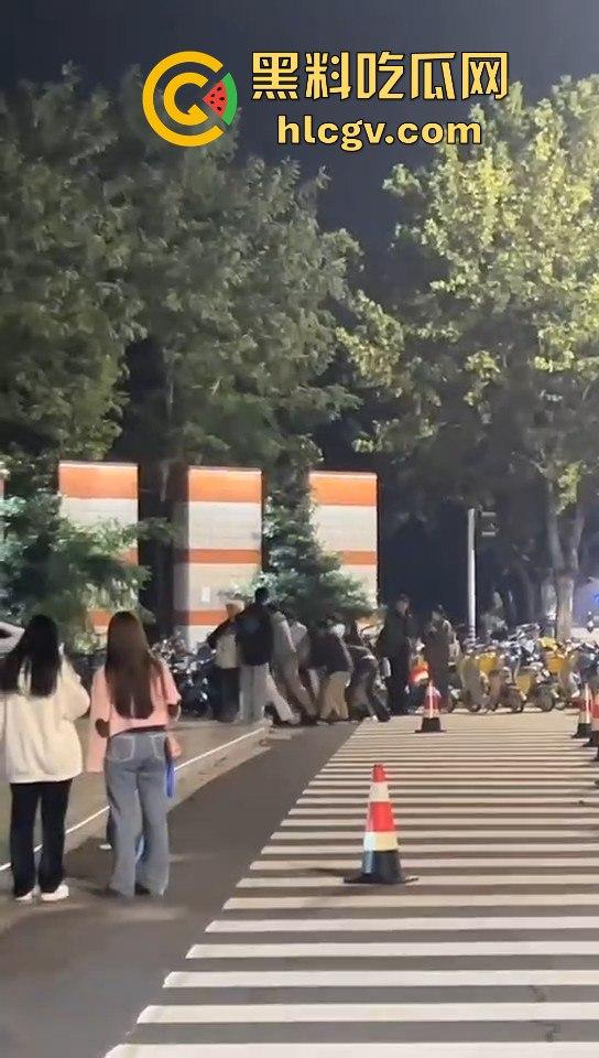 南京纯爱战士破防崩溃！女友当街绿他还装绿茶跑路，吃瓜群众围观纯爱破裂全程记录！  第12张