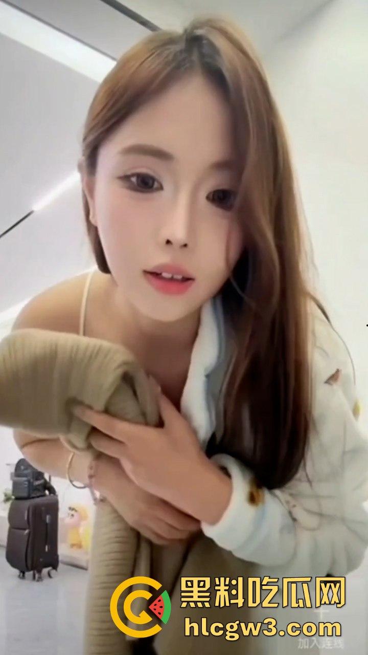 最新精选流量密码抖音骚鸡走光合集  擦边直播春光乍现 记录这一瞬间的美丽~ 第3张