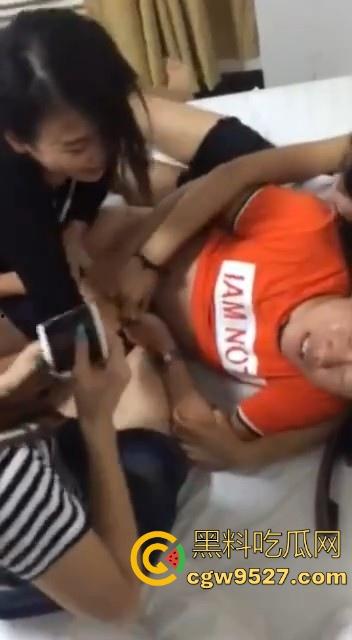 出门在外,注意安全！一大群骚逼硬脱大哥裤子，想看的粗大屌，不是哥们这都不遵循妇女意愿吗？  第6张