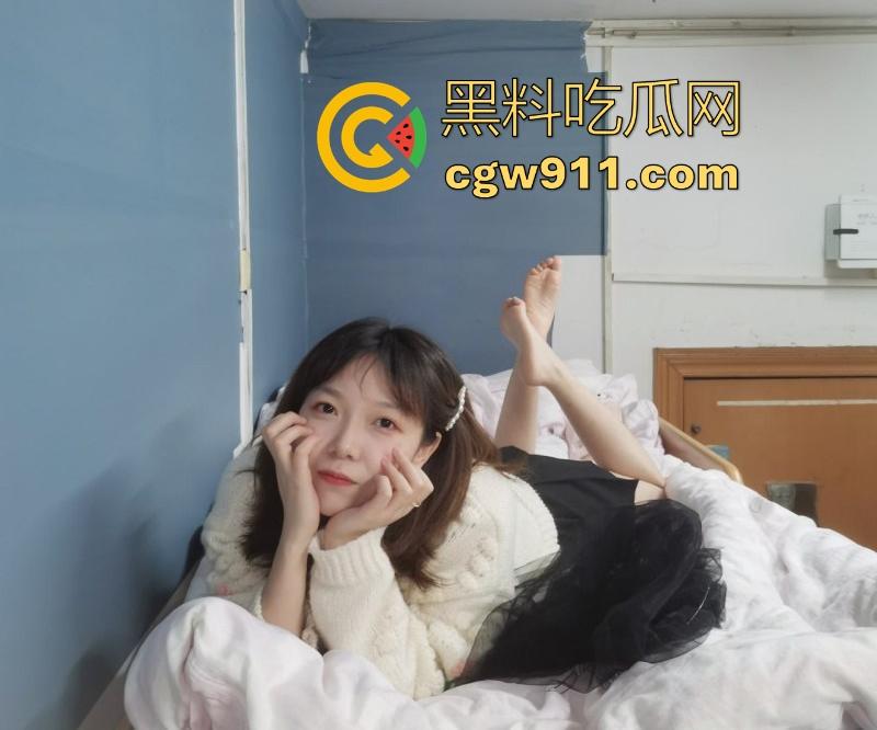 成都清纯可爱小妹【郑文怡】跟男友性爱视频泄漏，跪地口交小手狂撸大屌，绽放反差婊本性！  第2张