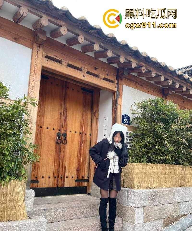 成都清纯可爱小妹【郑文怡】跟男友性爱视频泄漏，跪地口交小手狂撸大屌，绽放反差婊本性！  第4张