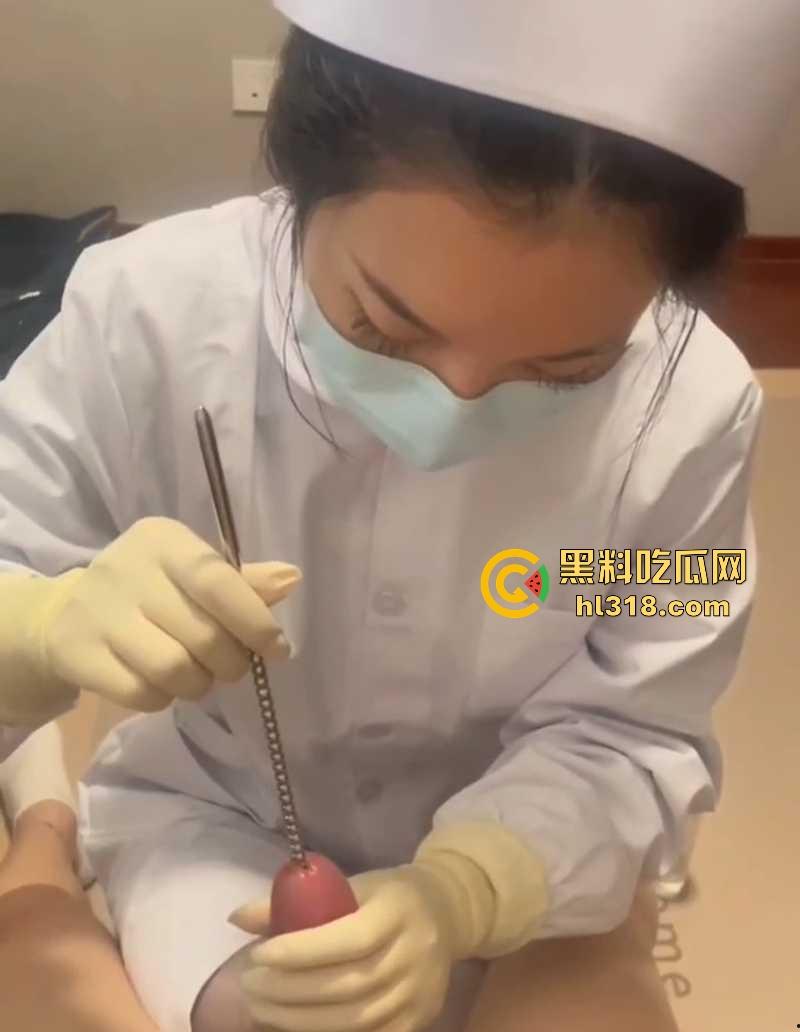 纯情小护士SM调教主人肉棒，将金属棒齐根插入龟头马眼，缓慢撸动，手法老专业了！  第8张