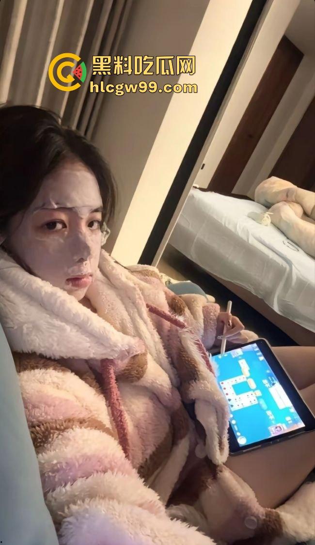 网友真实投稿曝光，白富美高学历小网红【比比o3o】被爆淫荡本性，两天被操七次还不满足！  第2张