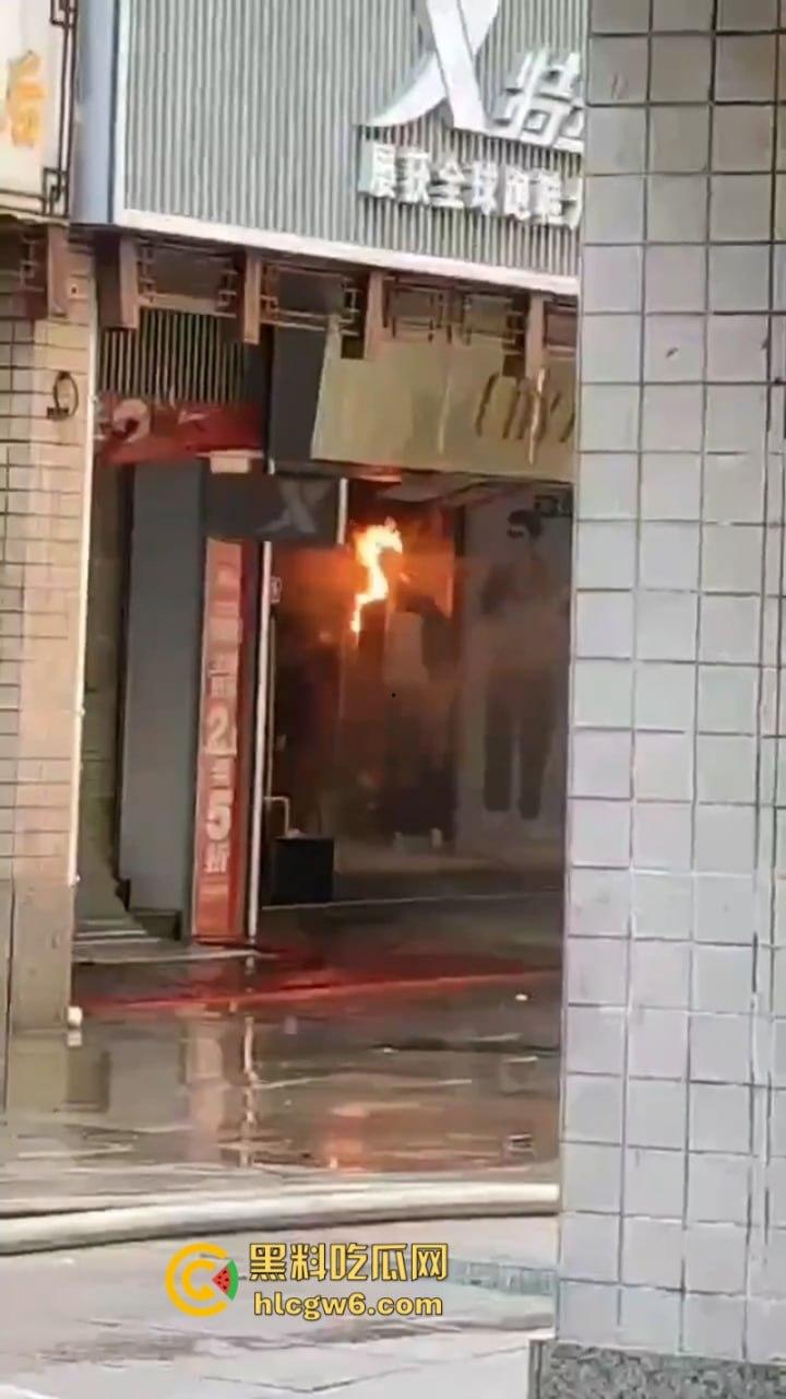 广西梧州老破旧民房突发大火！商铺楼房连串烧 现场黑烟弥漫 街口太窄进不去消防车也无奈  第2张