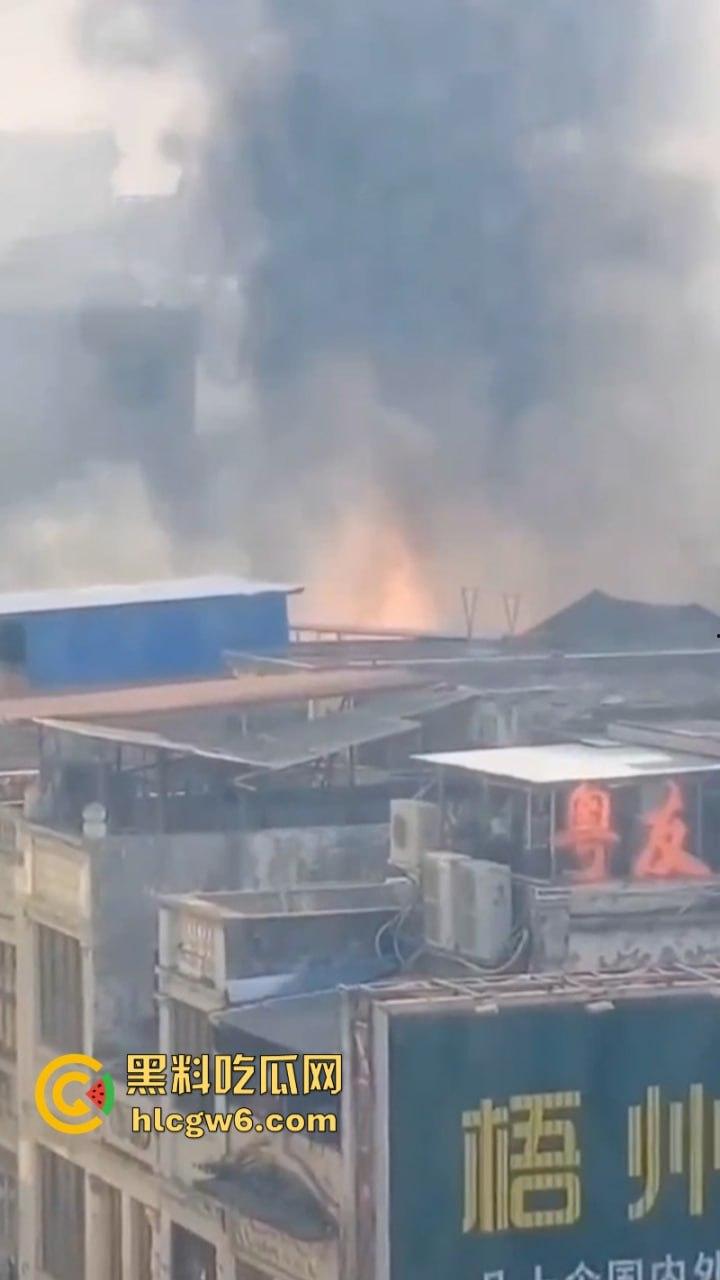 广西梧州老破旧民房突发大火！商铺楼房连串烧 现场黑烟弥漫 街口太窄进不去消防车也无奈  第7张