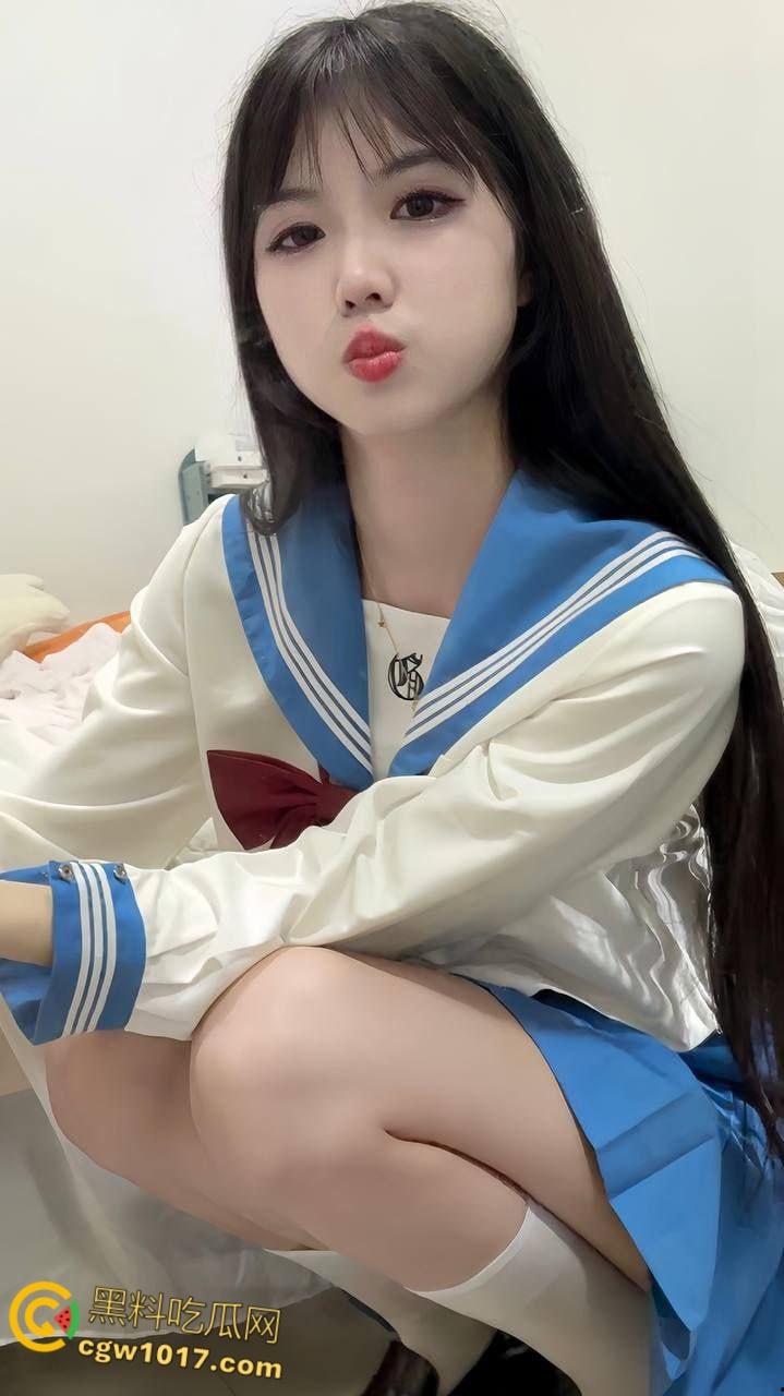 四川师范学院【李佳颖】，热爱jk的白虎一线天嫩逼，穿着JK让金主爸爸蒙眼玩弄，无套中出娇喘不断 ！  第1张