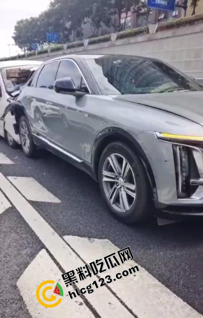 太惨了！面包车“人货混装”追尾，副驾驶女人没了！  第7张