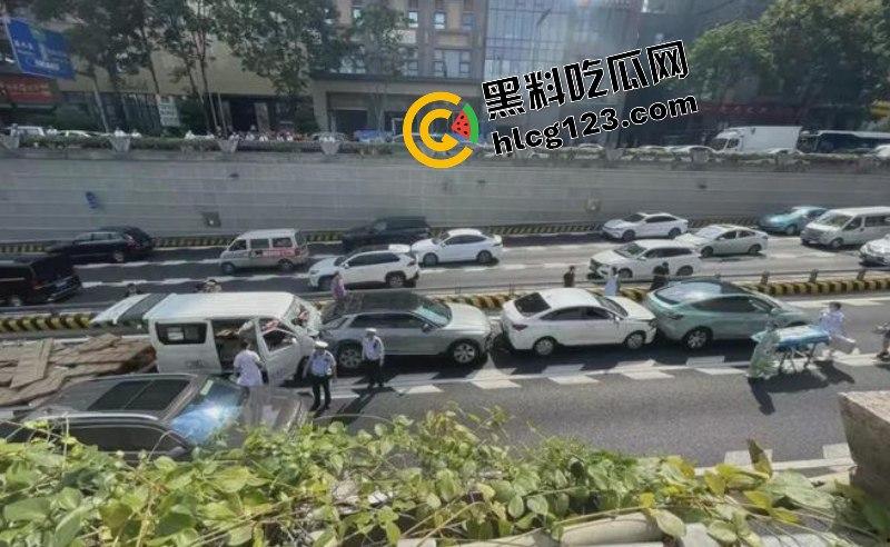 太惨了！面包车“人货混装”追尾，副驾驶女人没了！  第9张