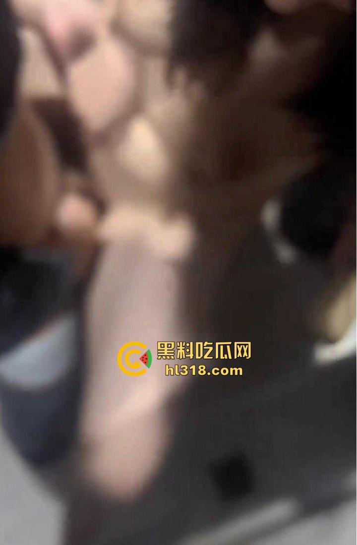 好兄弟老婆也一起分享，KTV厕所兄弟轮流玩巨乳老婆，洗手台掰开小骚逼，纯纯的厕所肉便器！  第6张