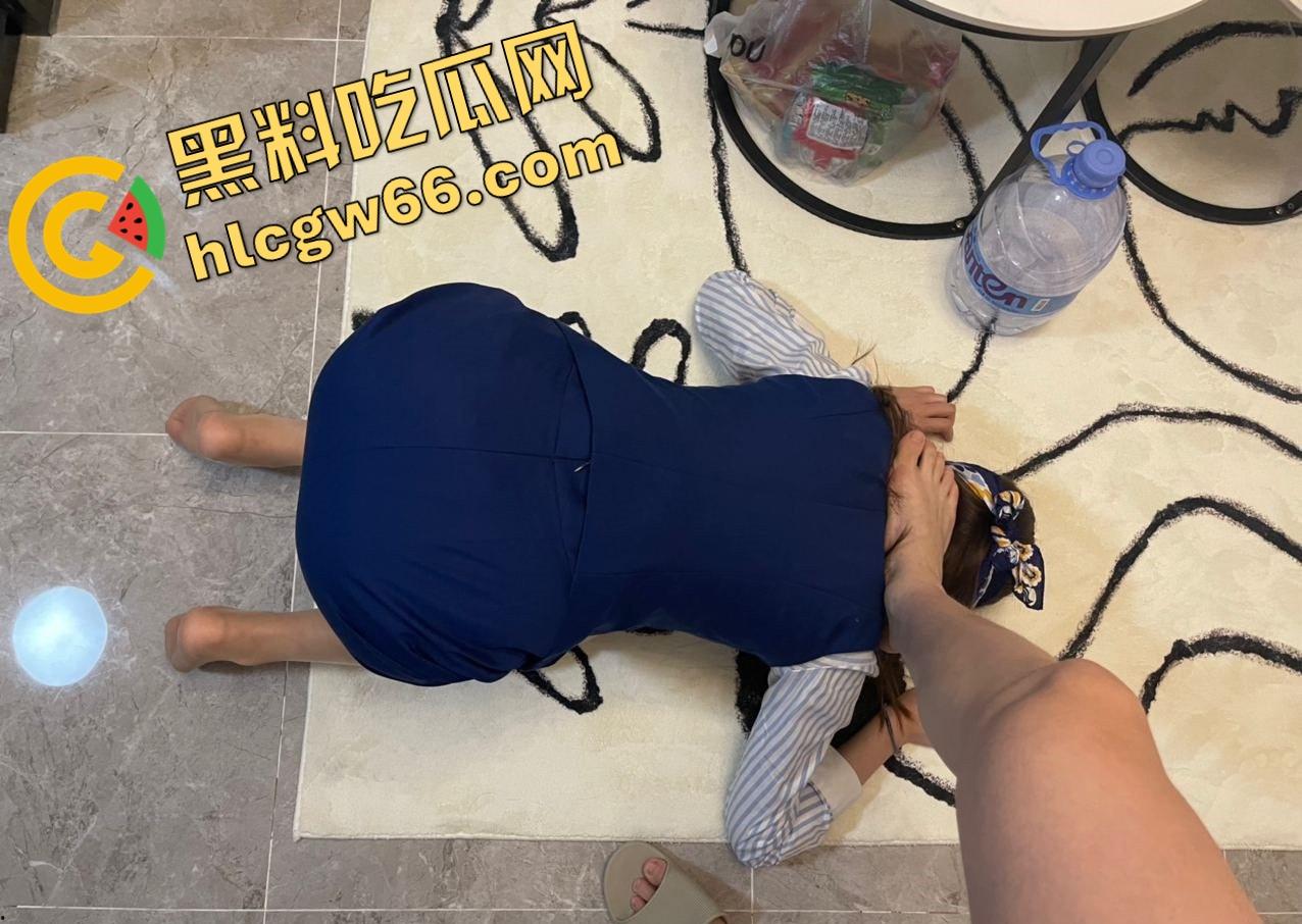 高空仙女地面母狗，你不知道的空姐私下生活曝光，黑丝制服舔屌爬行、白虎肥臀被操成泄洪口！  第4张